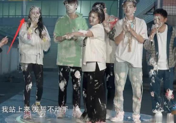 杨幂全脸被糊蛋糕，无奈洗脸卸妆，素颜曝光：这是33岁的脸？