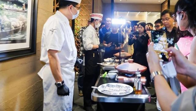 周星驰电影《食神》原型厨师是他？地标美食品鉴团探味他代言的广州餐厅