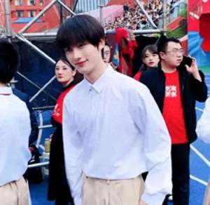 吸血鬼伯爵(时代少年团：22至28岁，吸血鬼伯爵造型魅力绽放)