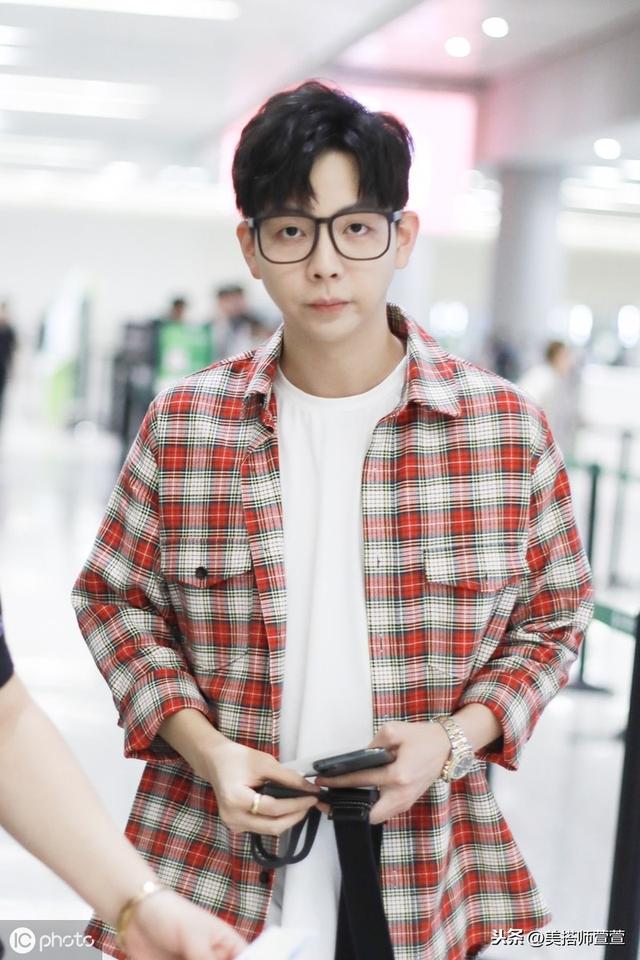 胡夏一头黑发做中分造型简单帅气,脸上带圆框眼镜化身奶油小生