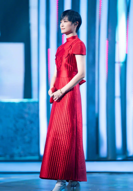 李宇春把刘海扎成辫子,看着可爱了不少,春天留这款发型很舒爽!