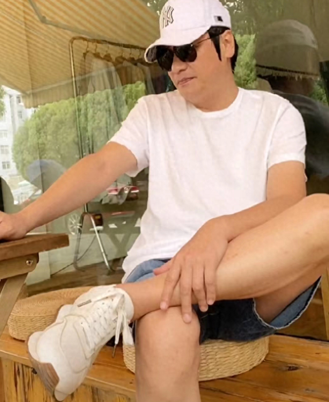 视帝罗嘉良罕见晒近况！59岁老态尽显，皮肤松弛，大理避暑心情好