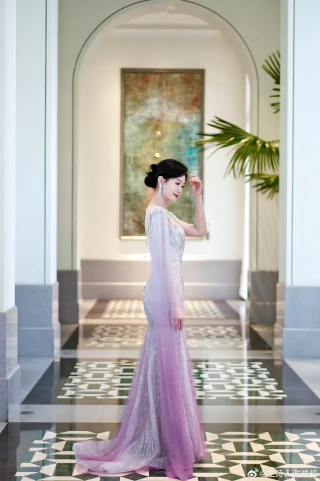 谢映玲，一年一度金鸡奖，央视主持人，最美主持人，与李思思相比