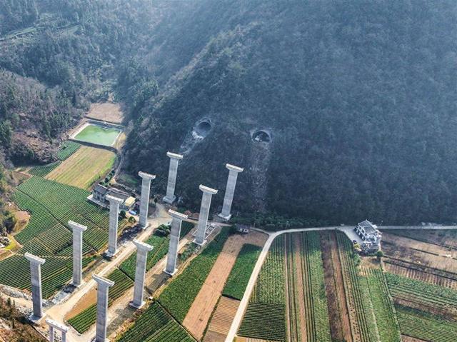 穿越超级大溶洞!宜来高速月山隧道双幅贯通
