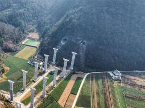 宜来(穿越超级大溶洞宜来高速月山隧道双幅贯通)