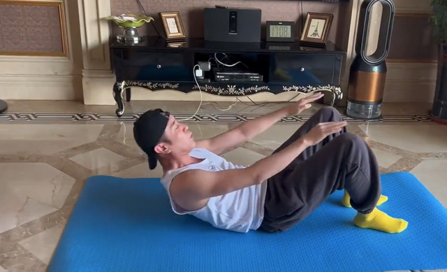 50岁于和伟豪宅内健身!穿背心大秀健硕肌肉,浑身是汗脸部通红