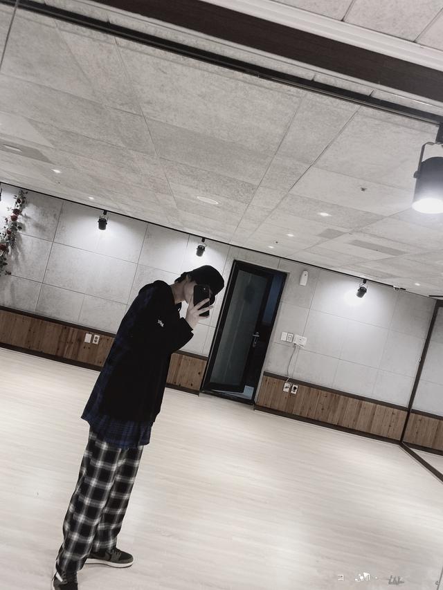 14岁校草刘耀文，183cm的腿长是真实的吗？钢铁直男却有超强穿搭