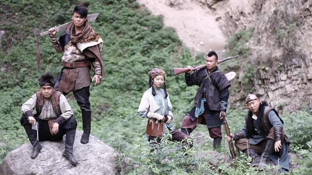 战火中的双面人生:冒牌英雄的抉择