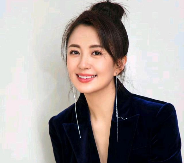 演员杨童舒：34岁意外怀孕，嫁圈外老公生一子，生活平凡却很幸福