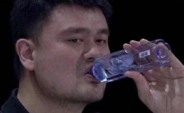 不看照片不知道，姚明身材有多恐怖！奥尼尔在旁边也小鸟依人