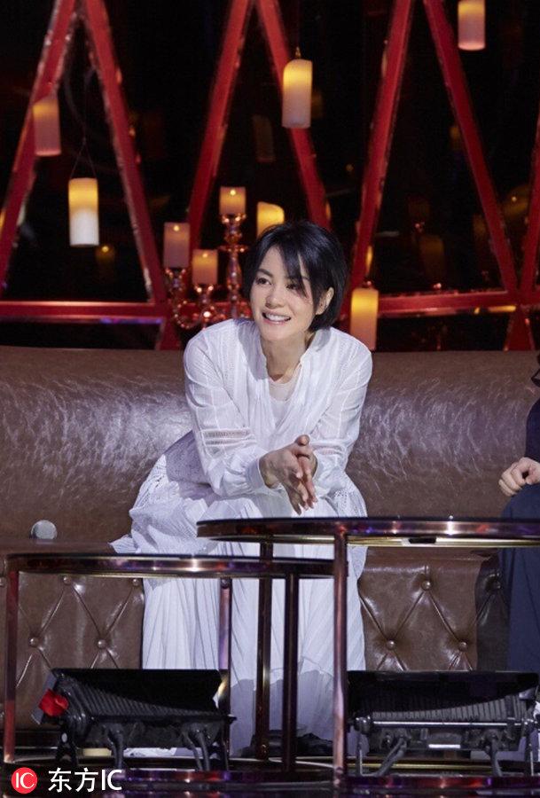 51岁周慧敏一组美照惊艳众人，谁才是娱乐圈里的冻龄神话？