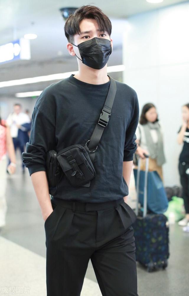 熊梓淇一袭黑色现身机场,面带口罩也遮不住发福的脸,胖了也帅气