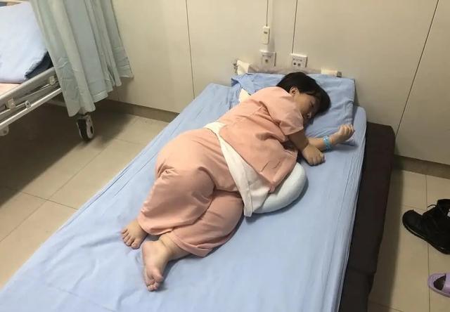 90厘米“袖珍妈妈”，不听劝告，坚持生下儿子现状如如何