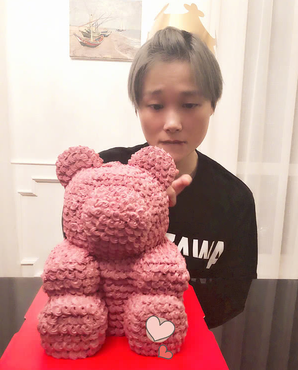 李宇春把刘海扎成辫子，看着可爱了不少，春天留这款发型很舒爽！