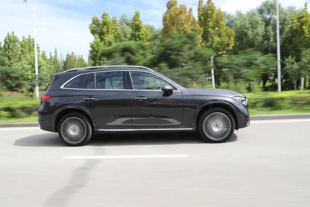 奔驰GLC:奔驰7座SUV优惠15万!内饰氛围感拉满,轴距2977mm!