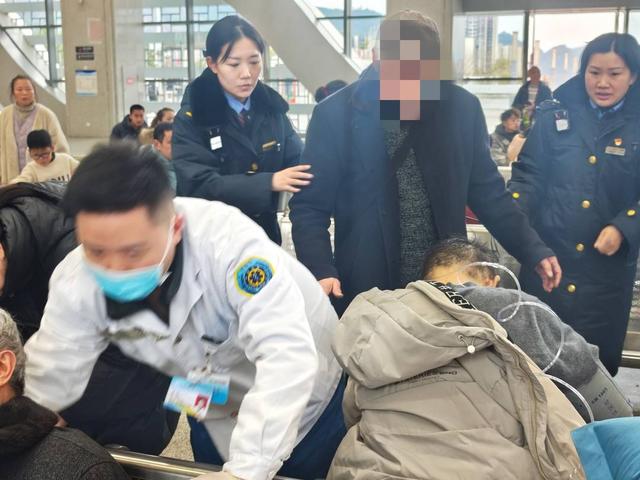 旅客突发疾病,家属急到崩溃,95后客运值班员紧急送医处置|看见正能量