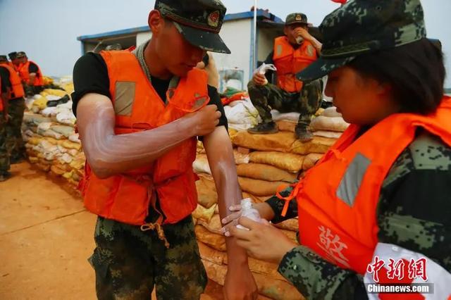 他们的“勋章”让人太心疼！幸好“应援团”来了