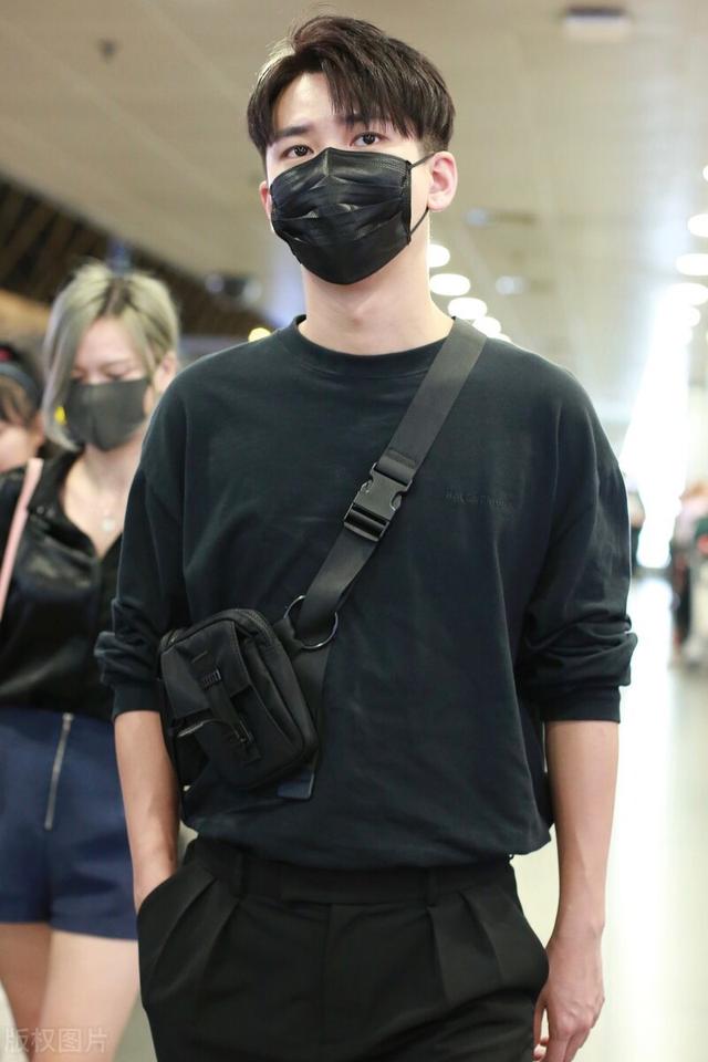 熊梓淇一袭黑色现身机场,面带口罩也遮不住发福的脸,胖了也帅气