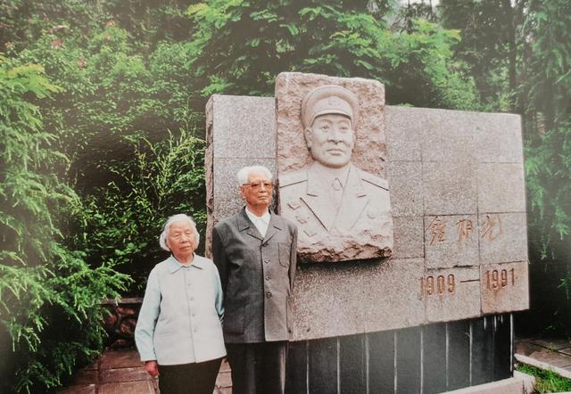 军委副主席赶往江苏给钟期光扫墓，皱眉批评：你们工作只看职务？