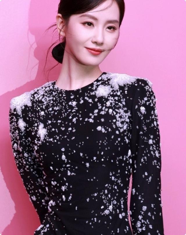 1米78奚梦瑶走秀，跟1米73何猷君同框，把人情世故体现得淋漓尽致