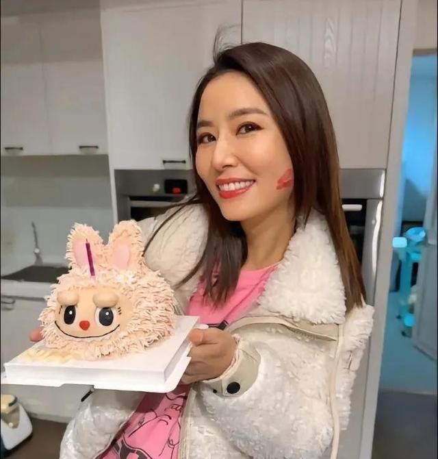林心如49岁生日，手捧生日蛋糕笑容超治愈的！少女感要溢出屏幕了