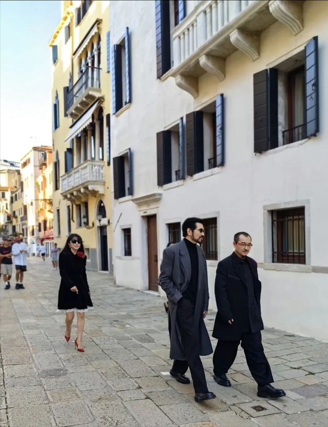 终于明白费翔没有老婆没有孩子的原因了！看他和许知远对谈就明白