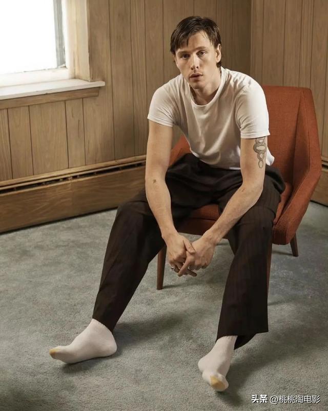 95后英伦男星哈里斯·迪金森杂志大片，忧郁文艺气质星途坦荡