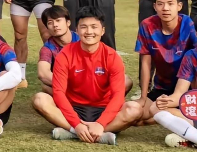 梅州主帅晒全家福,前国脚刘云和原玉昆球员钟浩然出现在其中