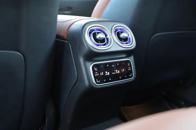 奔驰GLC:奔驰7座SUV优惠15万!内饰氛围感拉满,轴距2977mm!