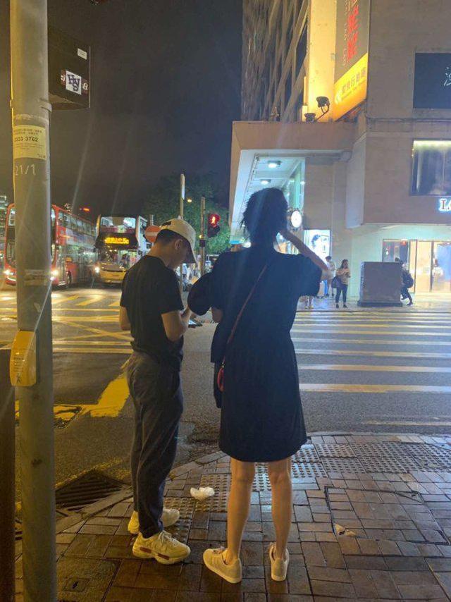 暗戳戳撒狗粮!奚梦瑶何猷君同戴情侣帽逛街被偶遇