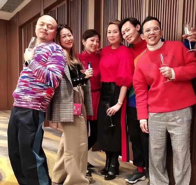 苏永康的二婚妻子原来是她？五官普通但长相大气，穿西装优雅高贵