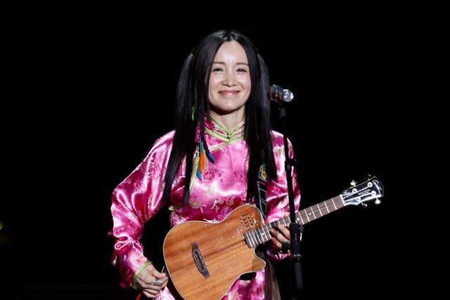 格日乐连登四次春晚，却因其恩师害得自己星途尽毁，今仍孤身一人