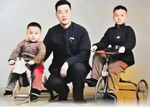 北京李小勇(1966年，李鹏总理在北京，儿子李小鹏、李小勇出镜，一张罕见合影)