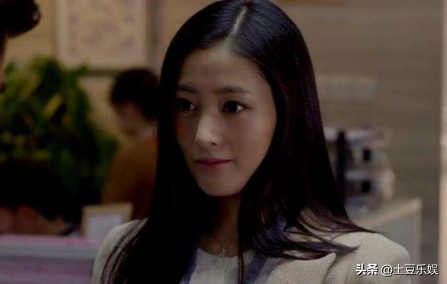 深藏不露!张天爱黑丝渔网袜加性感身材,太辣了!