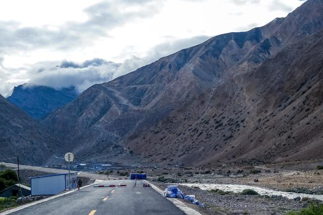 不毛地带的绿洲，茶马古道止于此，与印度、尼泊尔为邻，边贸繁荣