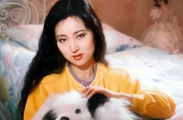 “林妹妹”陈晓旭之墓：鲜花环绕，汉白玉雕像让人垂怜