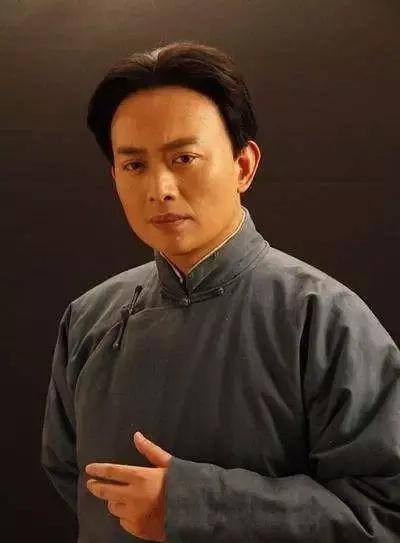 47岁黄海冰撞脸樊少皇，曾是古装男神，如今转型拍段子当网红？