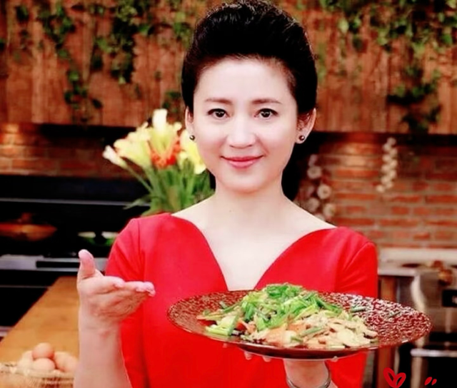 因《开心辞典》爆红,结婚两次,56岁无儿无女,王小丫后悔了吗