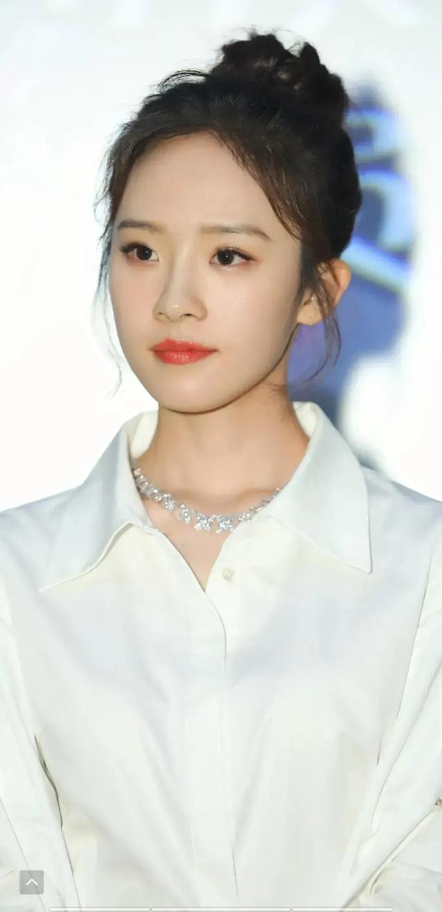 卢洋洋:颜值爆表,笑靥倾城,身材勾勒梦幻轮廓,解锁魅力新维度