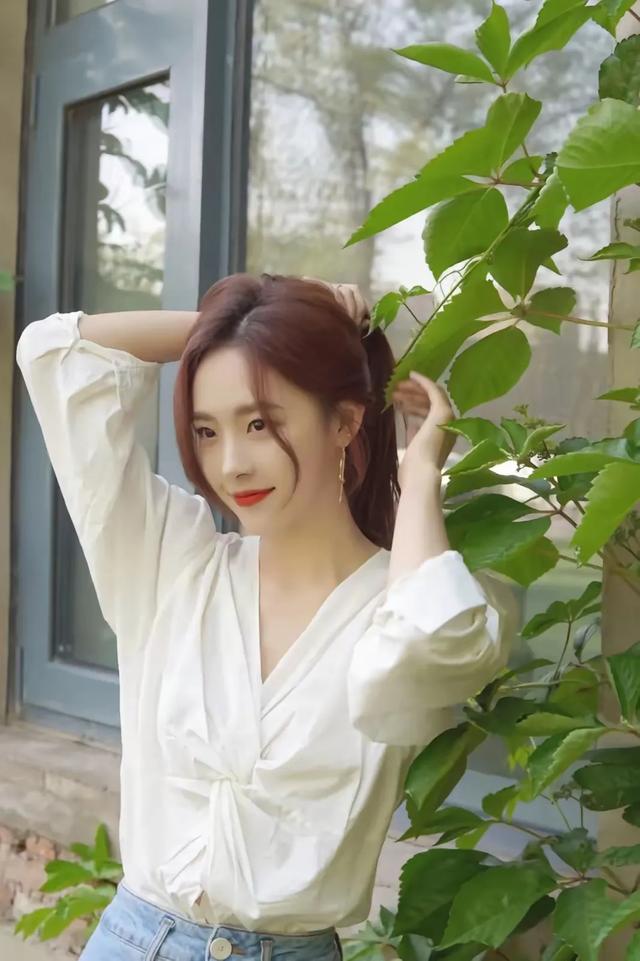 卢洋洋:颜值爆表,笑靥倾城,身材勾勒梦幻轮廓,解锁魅力新维度