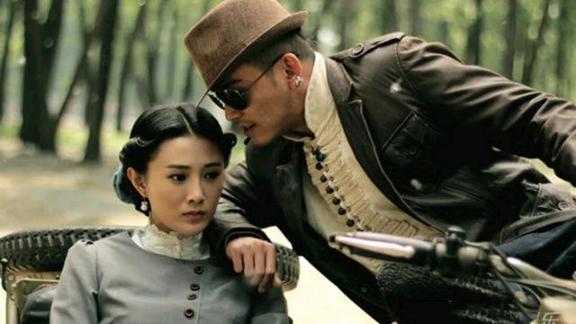 战火中的双面人生:冒牌英雄的抉择