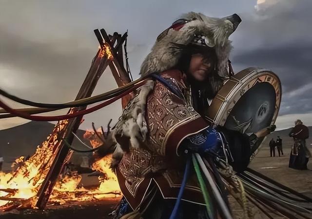 清朝人为什么把前面的头发剃掉，后面却要留一条辫子？原因在这