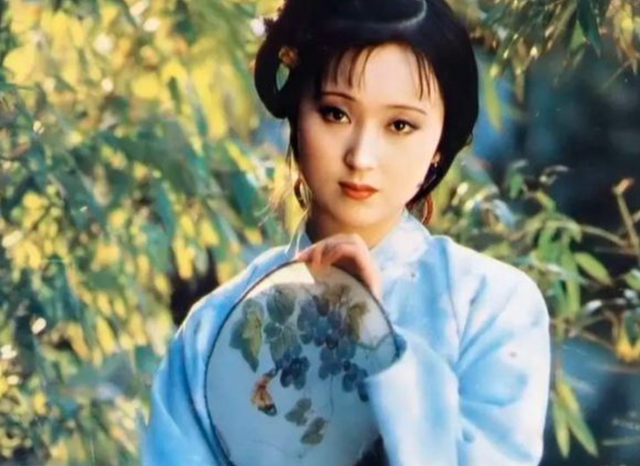 “林妹妹”陈晓旭之墓：鲜花环绕，汉白玉雕像让人垂怜