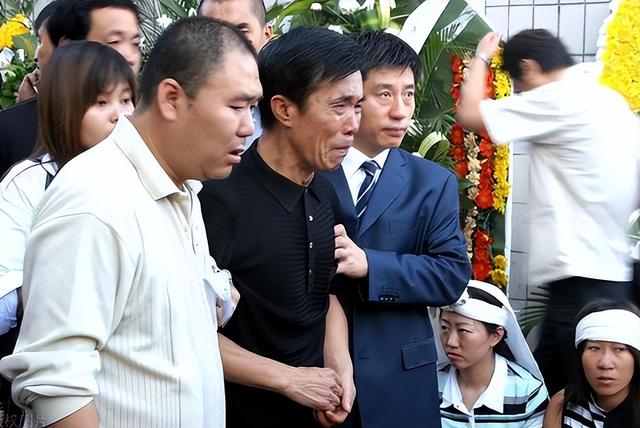 何庆魁儿子为77岁的父亲办八十大寿，魏三台上发火，寿宴成笑话！