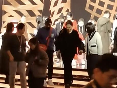 62岁倪萍近况曝光,下楼梯踉跄需人搀扶,身体状况引担忧