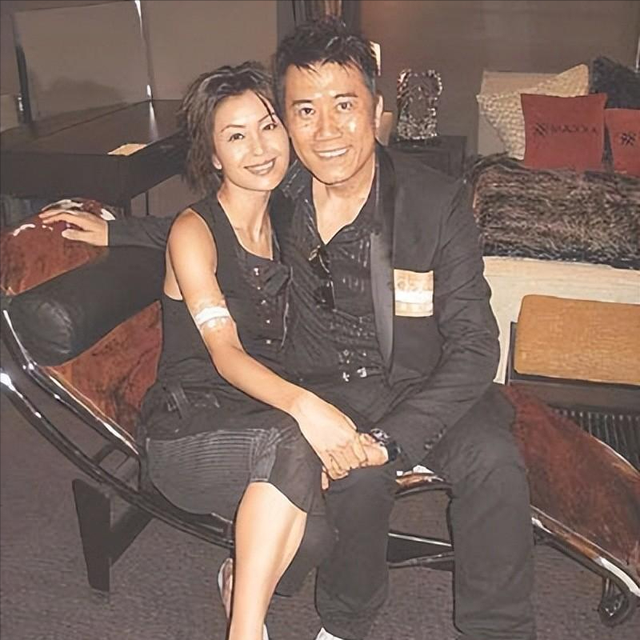 1990年，21岁伍咏薇嫁给52岁富豪翁江培，13天后丈夫离开人世