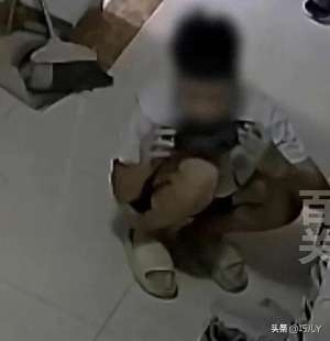 吃美女脚(真变态男子在楼道内偷舔女鞋40多分钟你得意臭脚丫子味儿吗？)