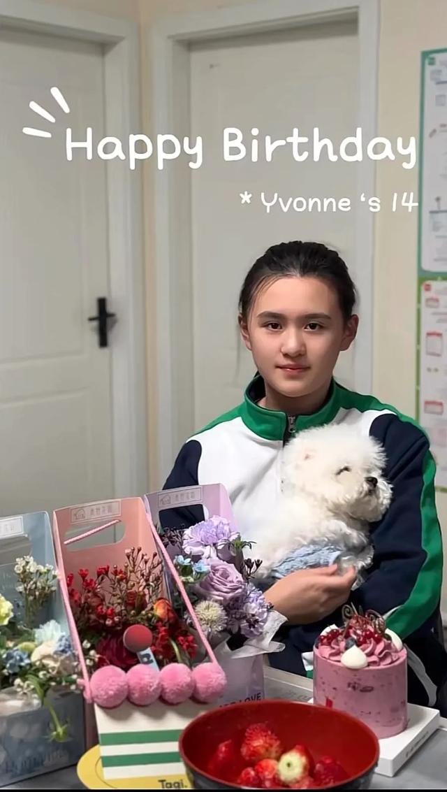 湖南“省脸”魏哲浩为长女庆生，46岁白发抢镜，14岁彤彤身高173