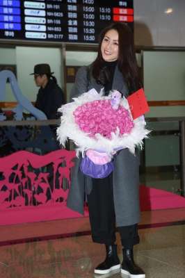 酒井法子图片(昔日的日本女神酒井法子，穿灰色大衣高级大气，看着不像71年的)