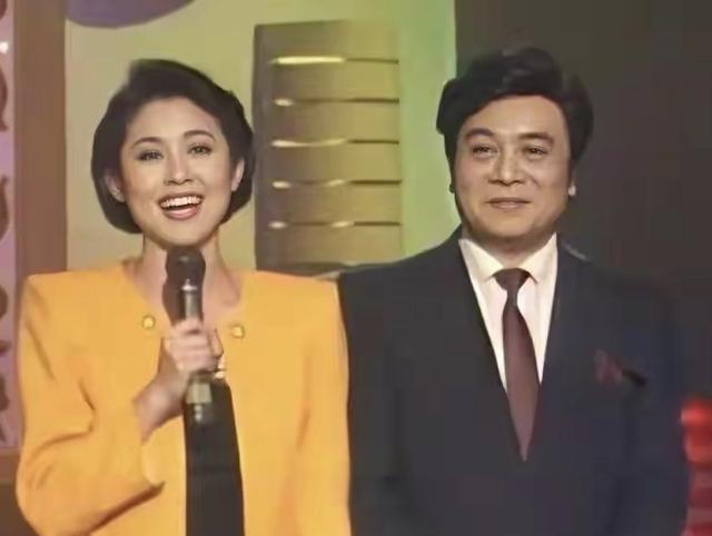 62岁倪萍近况曝光,下楼梯踉跄需人搀扶,身体状况引担忧